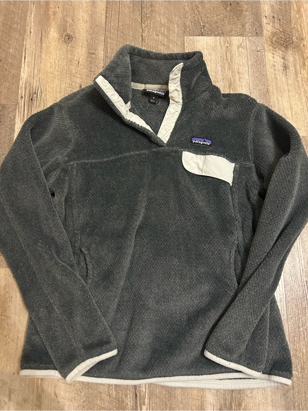 Patagonia Women's Dark Gray Fleece Snap Pullover with Cream Trim